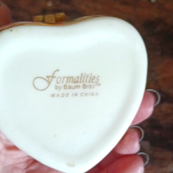 Heart trinket box w rose pattern - Picture 6 of 7